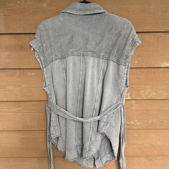 Pilcro (Anthropologie) gray distressed snap belted vest size small - Picture 4 of 5